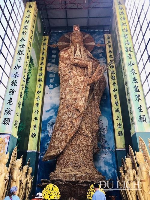 Tượng Phật Quán Thế Âm Bồ Tát bằng hoa bất tử